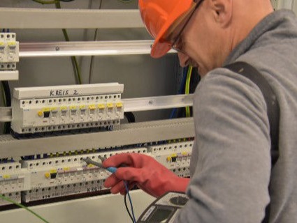 Ing. Marek Bis bei einer Elektroinstallation