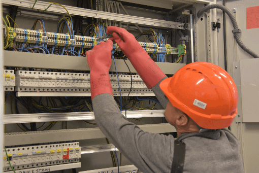 Ing. Marek bis bei der Arbeit an einer Elektroinstallation