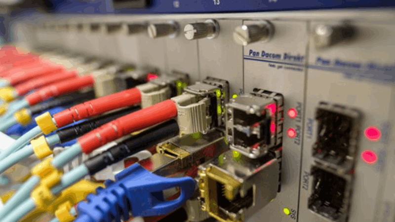 EDV-Anlage mit Lan-Kabeln