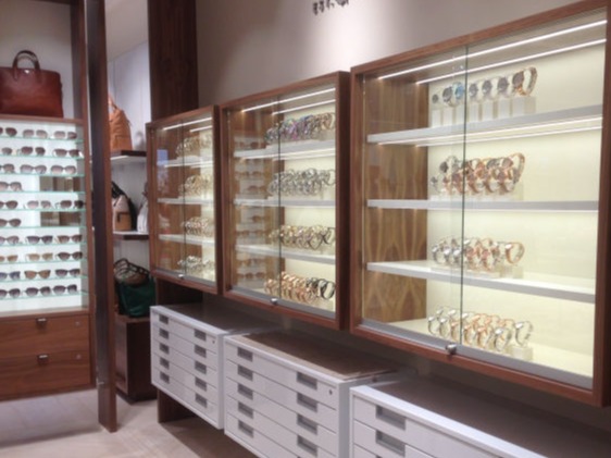 Fossil - Geschäftsbau in 1220 Wien Donauzentrum und 2344 Vösendorf SCS