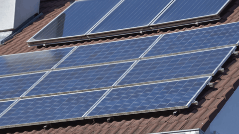 PV-Solarpanele auf Hausdach